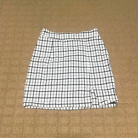 Garage Dresses & Skirts - BLK/WHT PLAID MINI SKIRT 💕